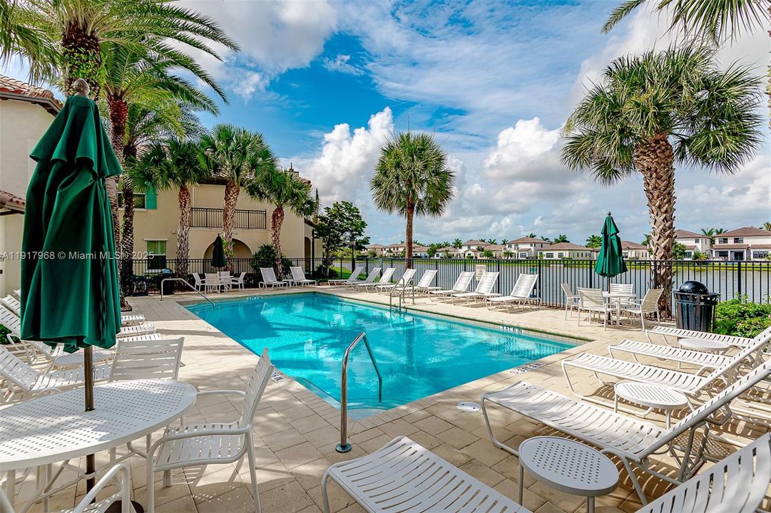 合同活跃: $567,500 (3 贝兹, 2 浴室, 0 平方英尺)