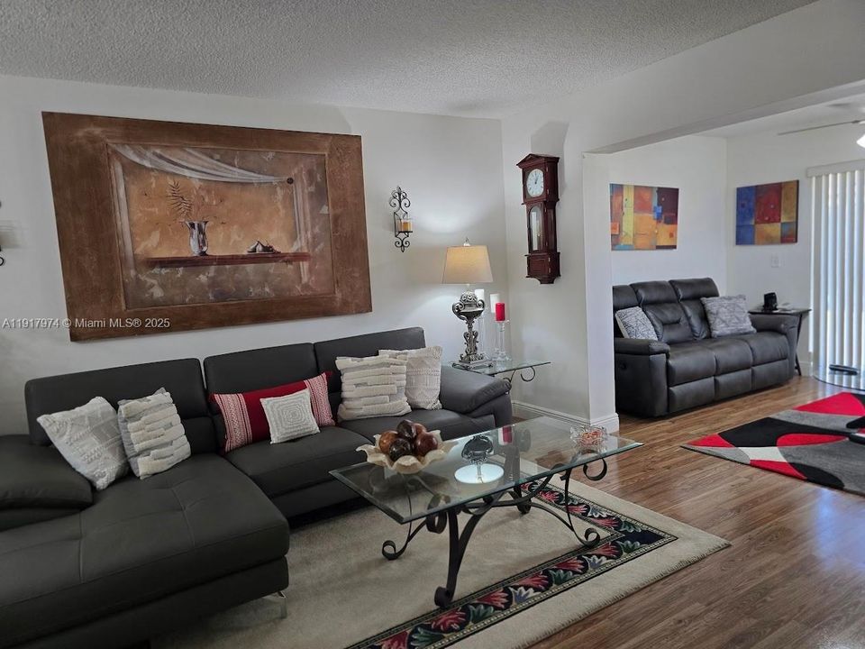 На продажу: $264,900 (2 спален, 2 ванн, 1148 Квадратных фут)