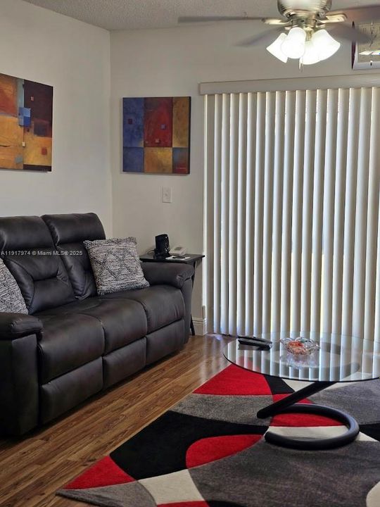 На продажу: $264,900 (2 спален, 2 ванн, 1148 Квадратных фут)