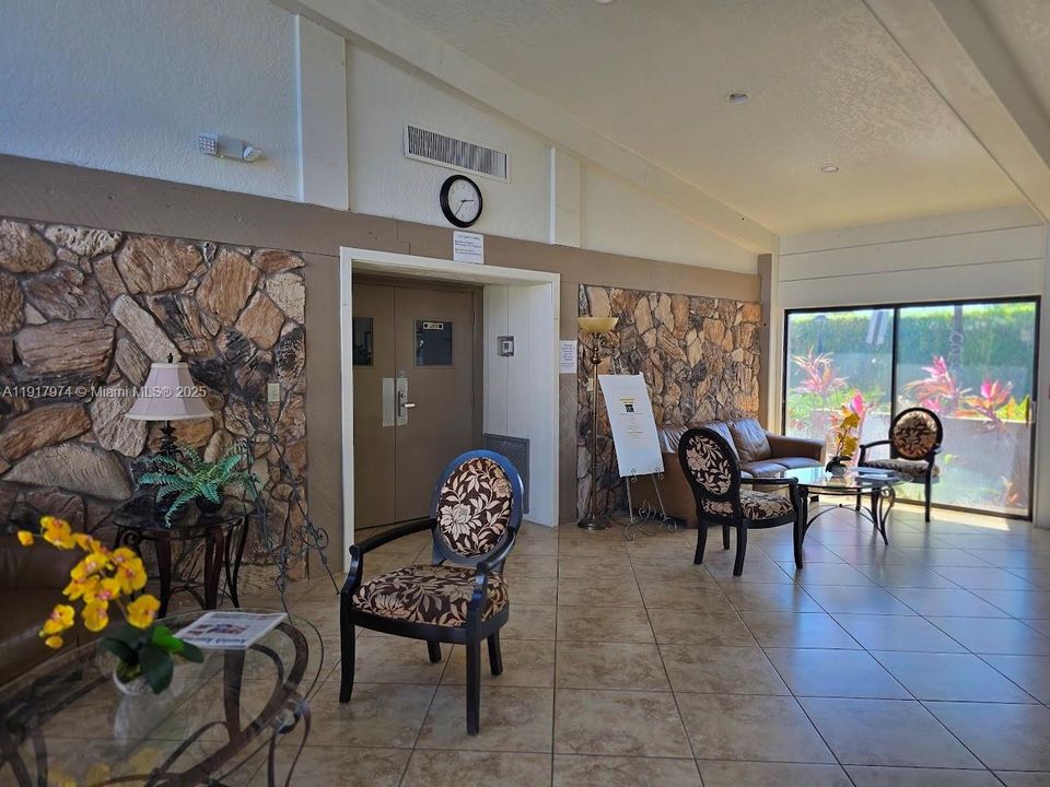 На продажу: $264,900 (2 спален, 2 ванн, 1148 Квадратных фут)