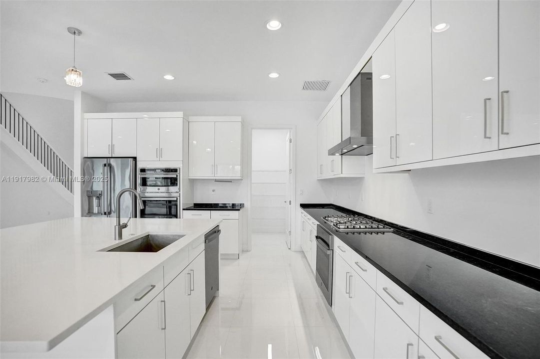 For Rent: $16,000 (5 beds, 6 baths, 4932 Square Feet)