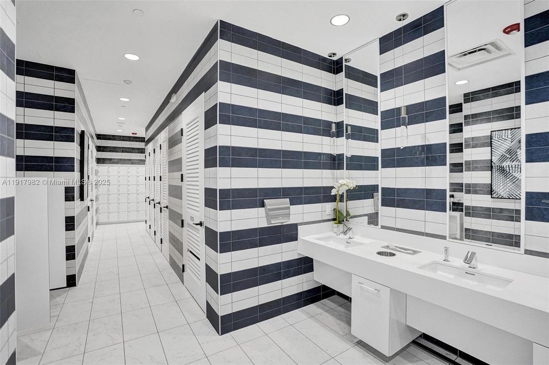 For Rent: $16,000 (5 beds, 6 baths, 4932 Square Feet)