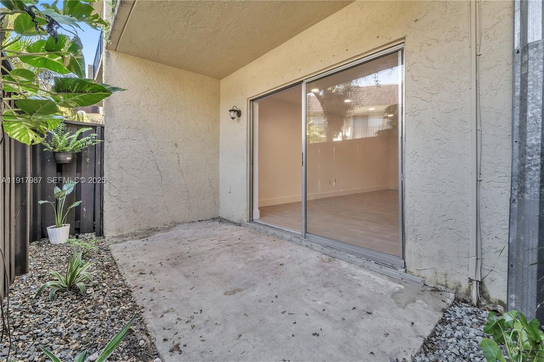 For Rent: $1,950 (1 beds, 1 baths, 707 Square Feet)