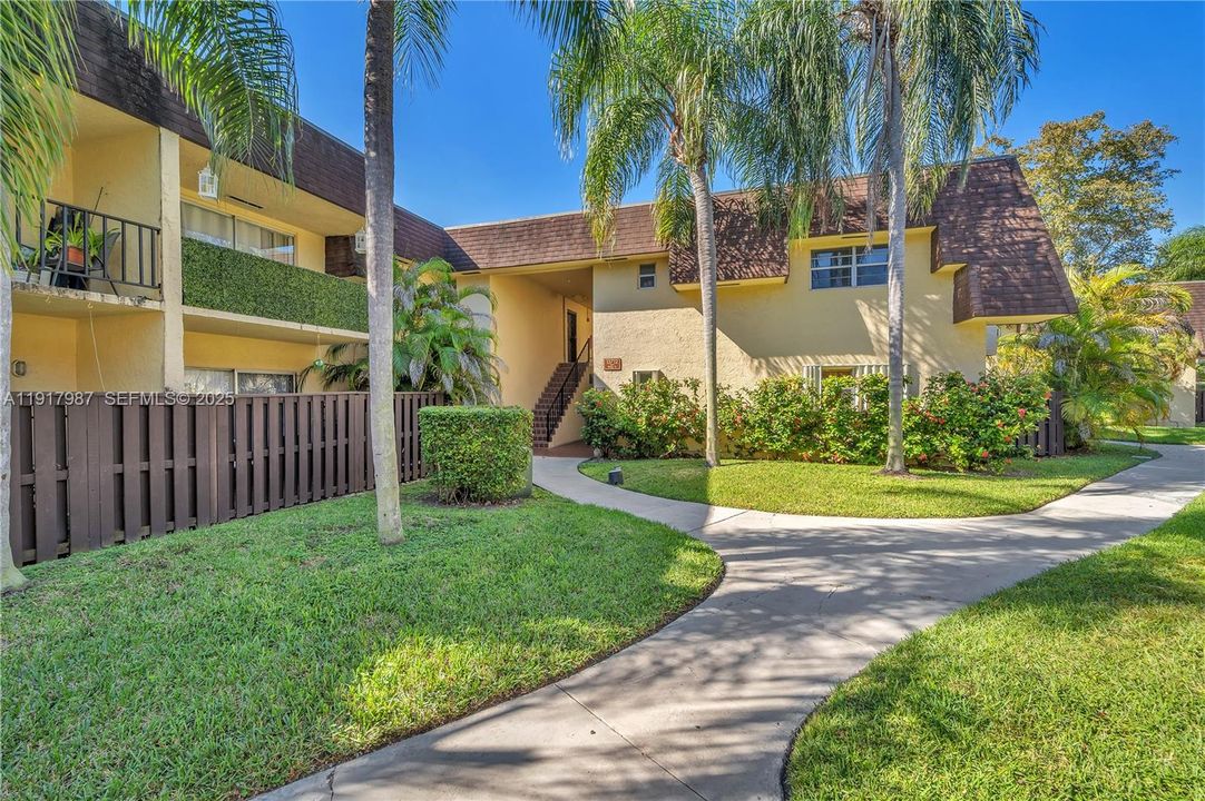 For Rent: $1,950 (1 beds, 1 baths, 707 Square Feet)