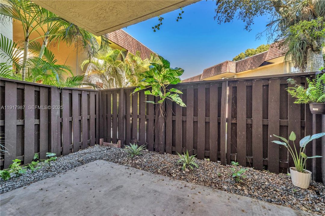 For Rent: $1,950 (1 beds, 1 baths, 707 Square Feet)