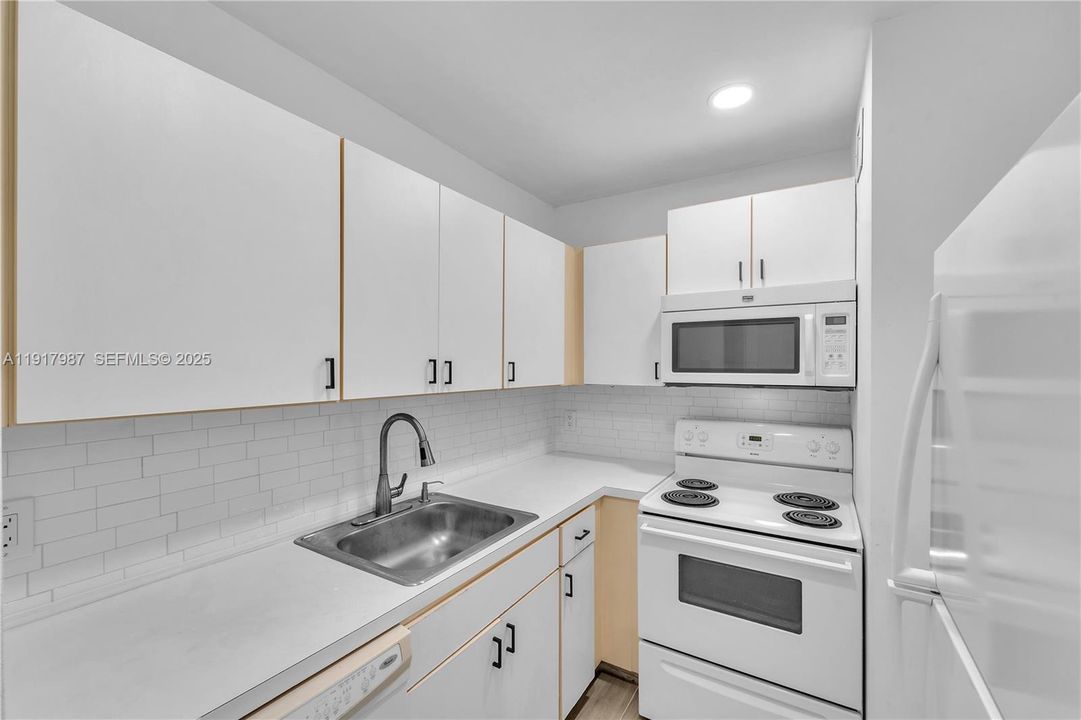 For Rent: $1,950 (1 beds, 1 baths, 707 Square Feet)