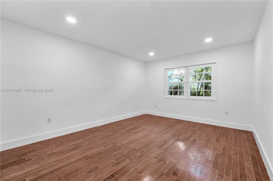 For Rent: $1,950 (1 beds, 1 baths, 707 Square Feet)