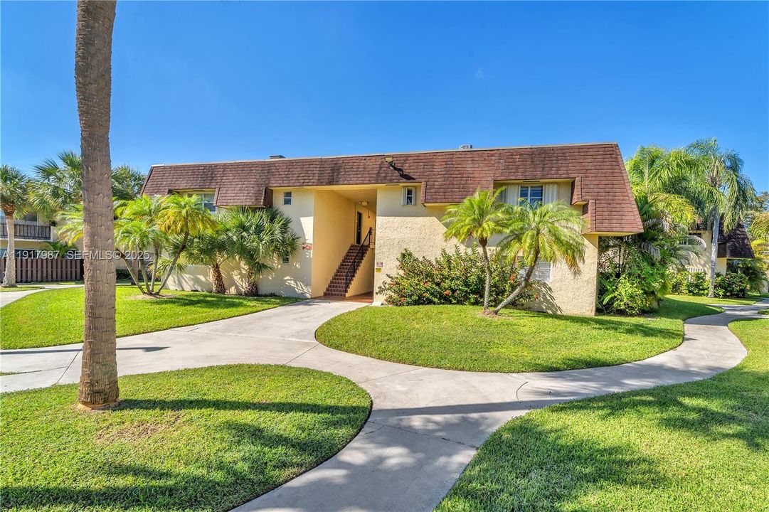 For Rent: $1,950 (1 beds, 1 baths, 707 Square Feet)