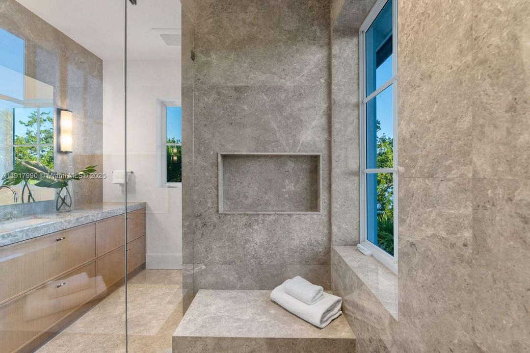 En Venta: $13,450,000 (4 camas, 4 baños, 4200 Pies cuadrados)