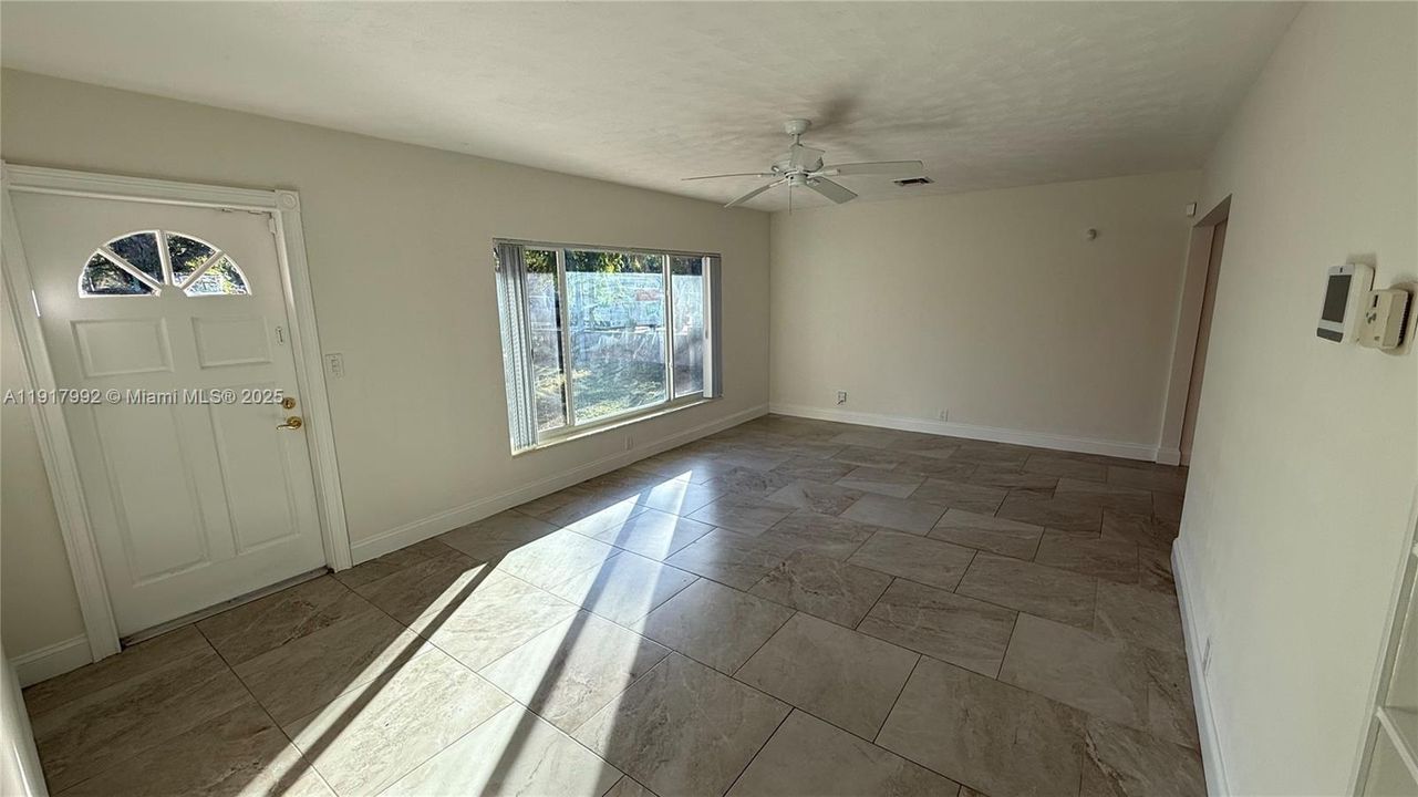 Под контрактом: $2,250 (2 спален, 1 ванн, 0 Квадратных фут)