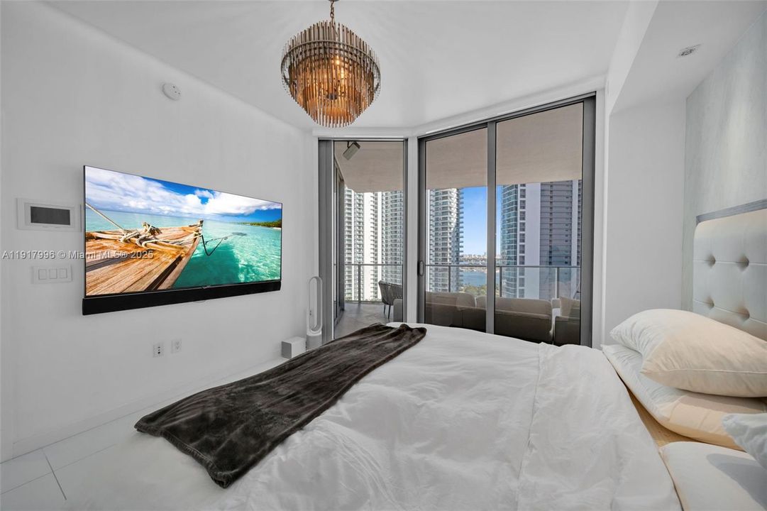 For Sale: $1,400,000 (2 beds, 3 baths, 1560 Square Feet)