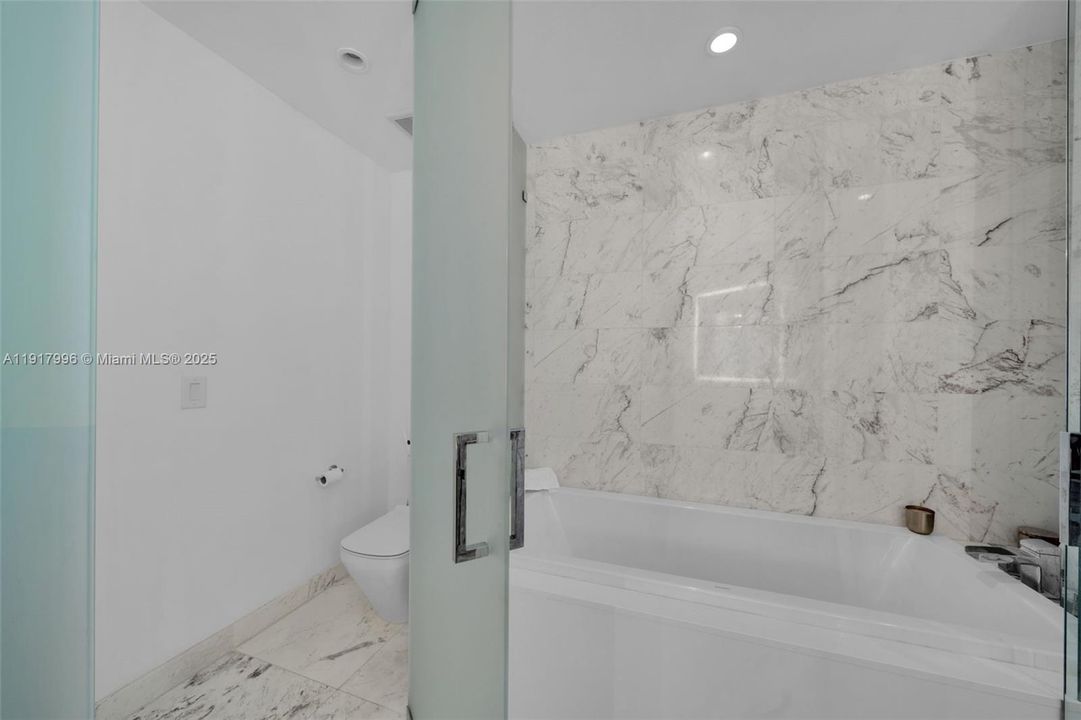 For Sale: $1,400,000 (2 beds, 3 baths, 1560 Square Feet)