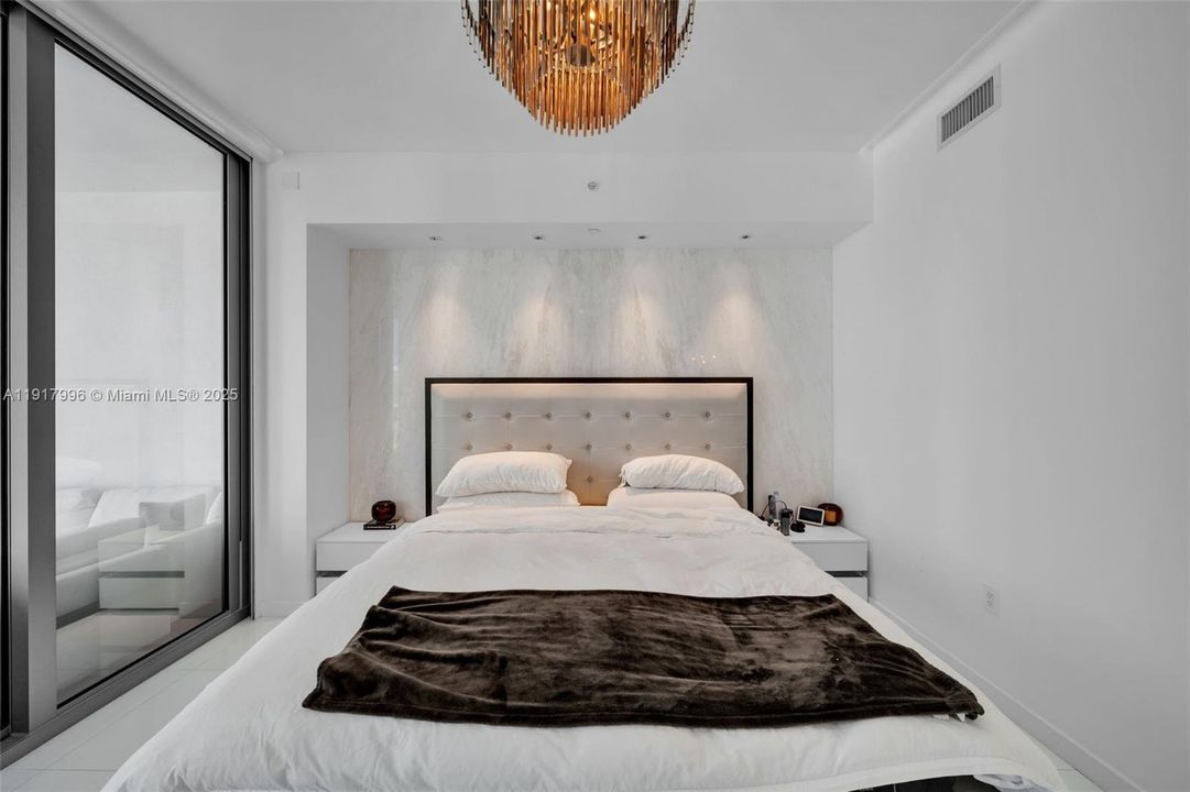 For Sale: $1,400,000 (2 beds, 3 baths, 1560 Square Feet)