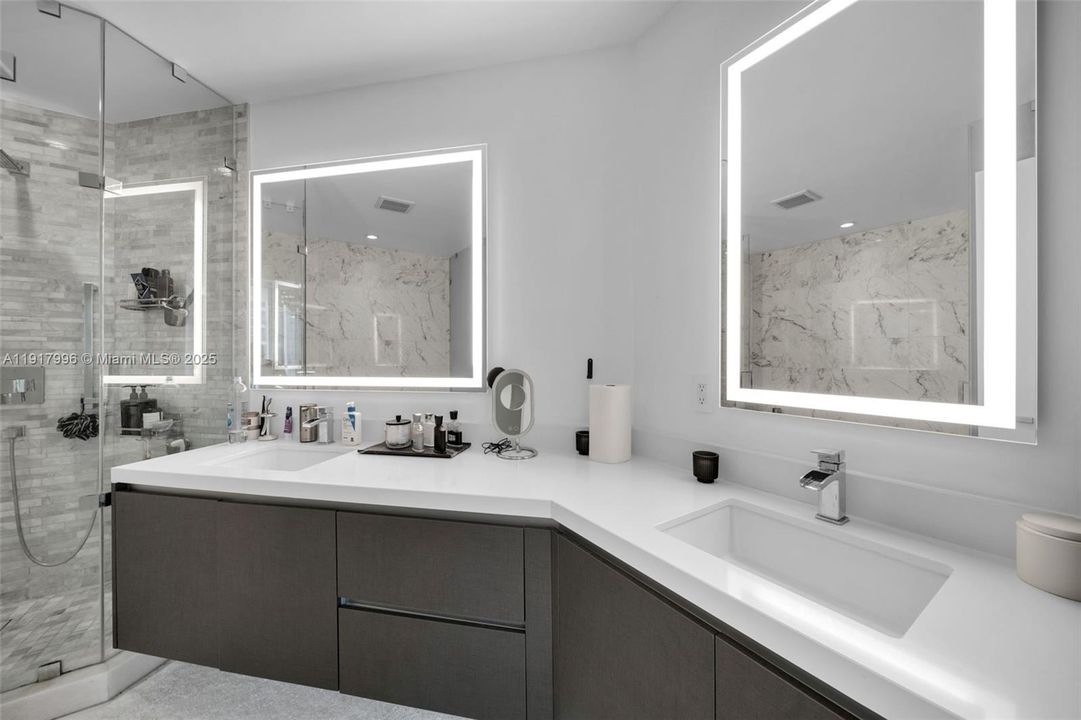 For Sale: $1,400,000 (2 beds, 3 baths, 1560 Square Feet)