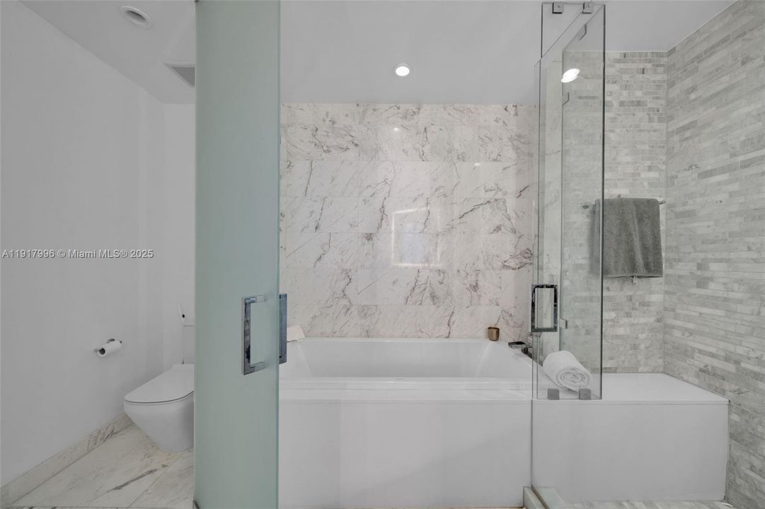 For Sale: $1,400,000 (2 beds, 3 baths, 1560 Square Feet)