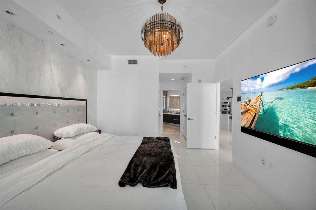 For Sale: $1,400,000 (2 beds, 3 baths, 1560 Square Feet)