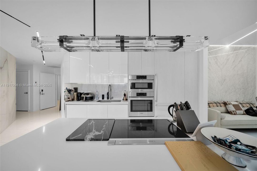 For Sale: $1,400,000 (2 beds, 3 baths, 1560 Square Feet)