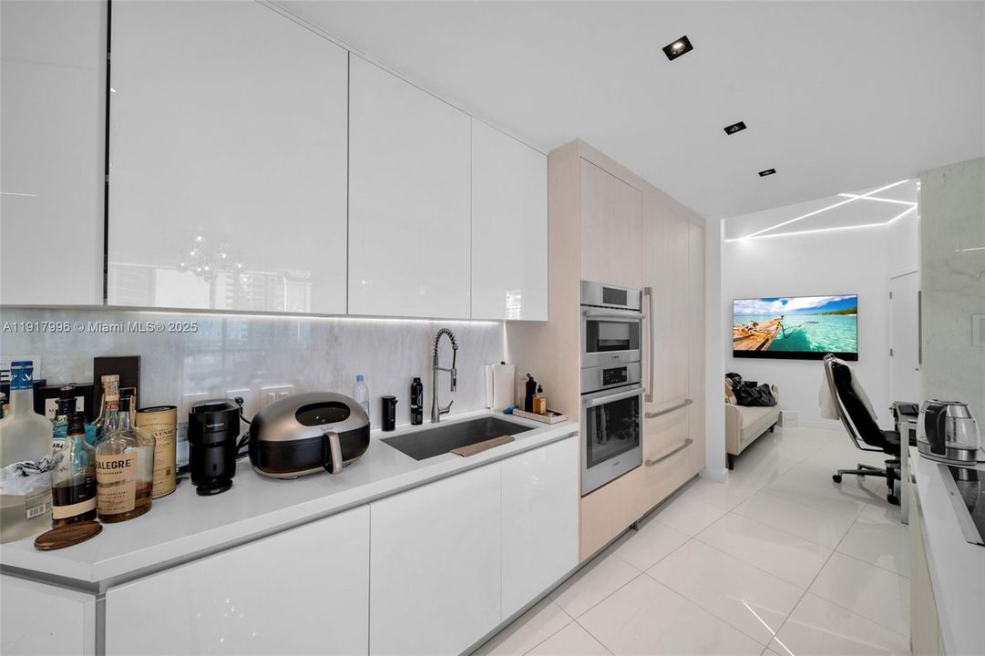 For Sale: $1,400,000 (2 beds, 3 baths, 1560 Square Feet)