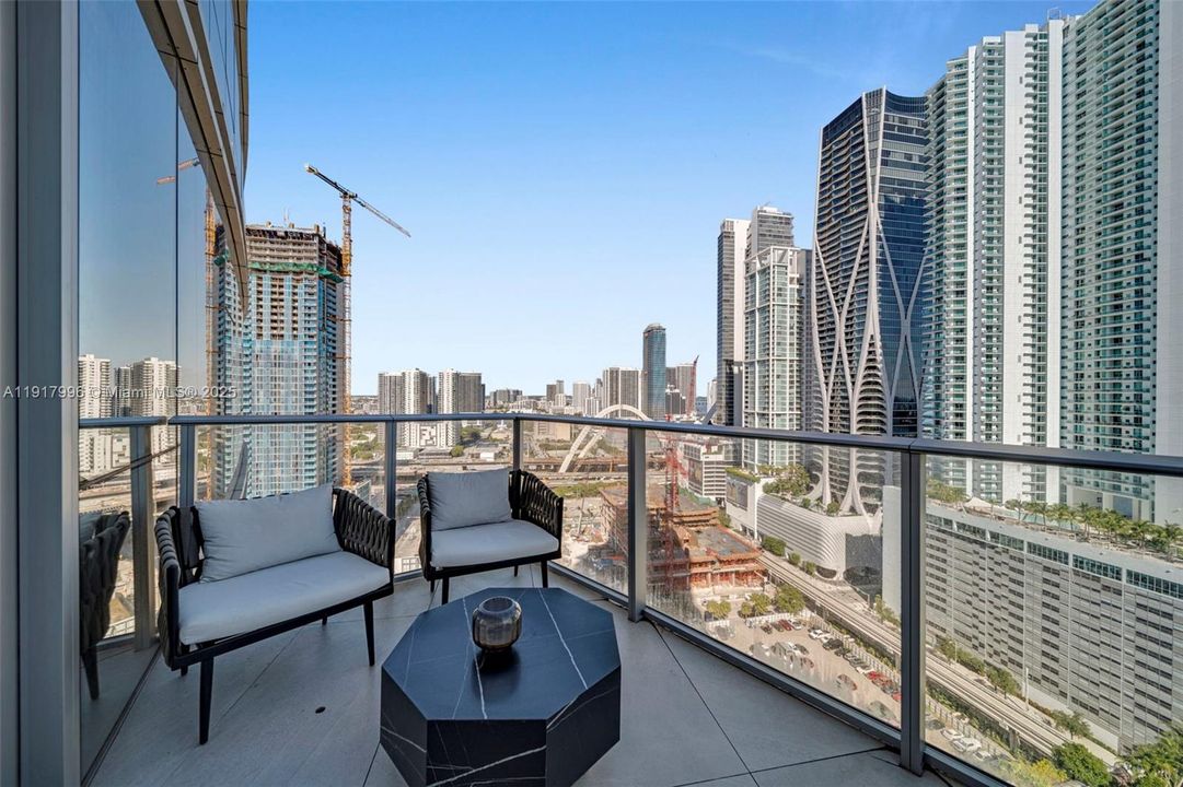 For Sale: $1,400,000 (2 beds, 3 baths, 1560 Square Feet)