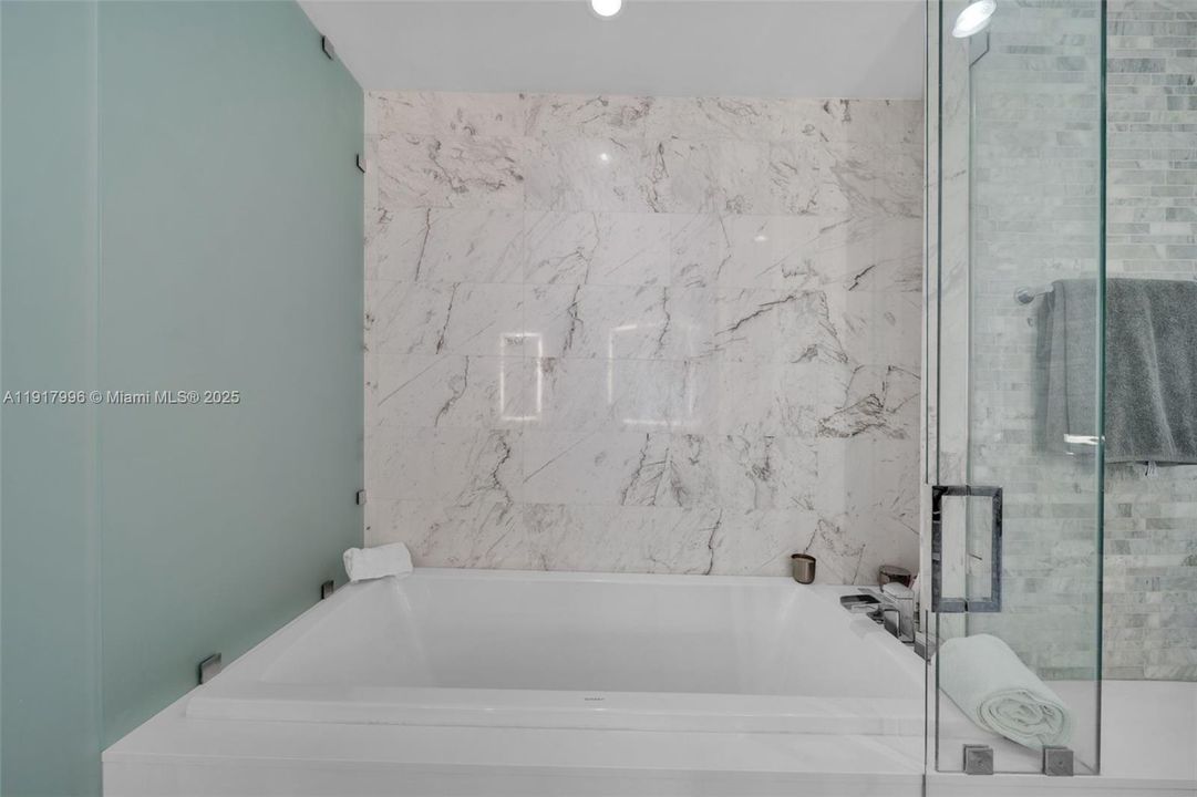 For Sale: $1,400,000 (2 beds, 3 baths, 1560 Square Feet)