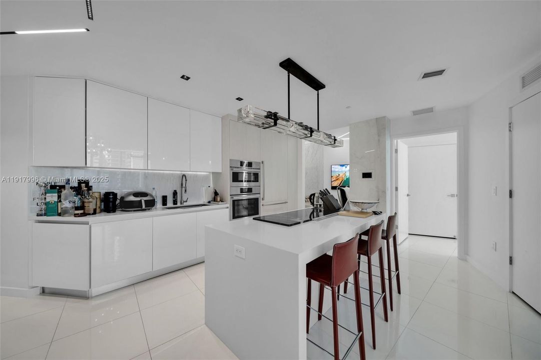 For Sale: $1,400,000 (2 beds, 3 baths, 1560 Square Feet)