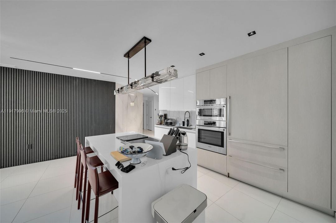 For Sale: $1,400,000 (2 beds, 3 baths, 1560 Square Feet)