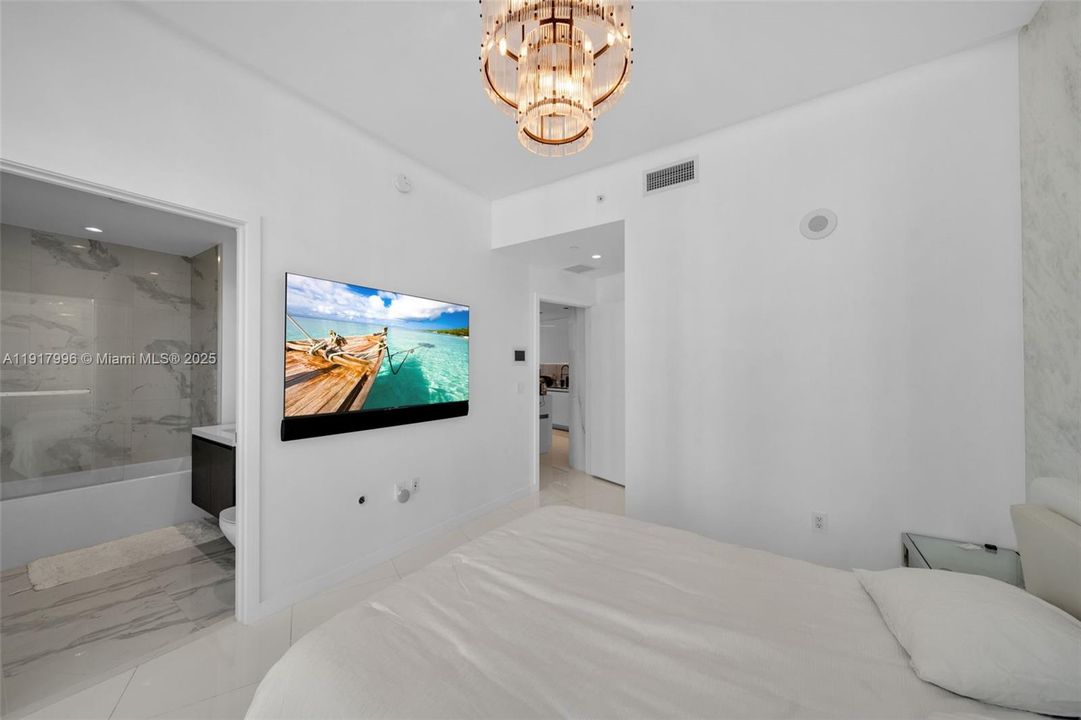 For Sale: $1,400,000 (2 beds, 3 baths, 1560 Square Feet)