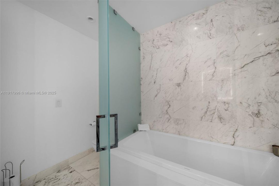 For Sale: $1,400,000 (2 beds, 3 baths, 1560 Square Feet)