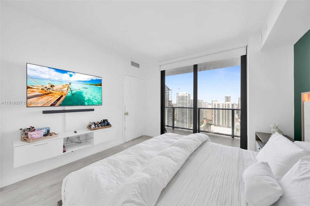 待售: $599,000 (1 贝兹, 1 浴室, 738 平方英尺)