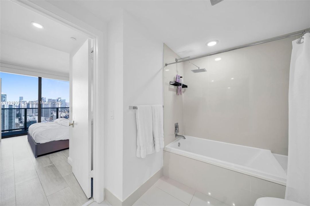 待售: $599,000 (1 贝兹, 1 浴室, 738 平方英尺)