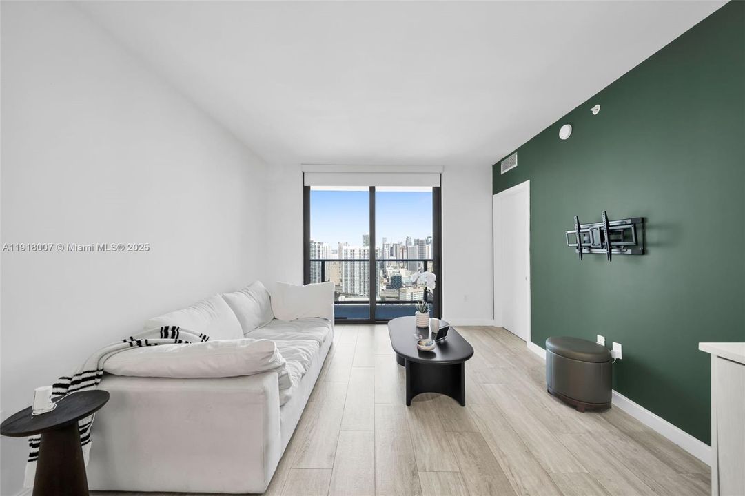 待售: $599,000 (1 贝兹, 1 浴室, 738 平方英尺)