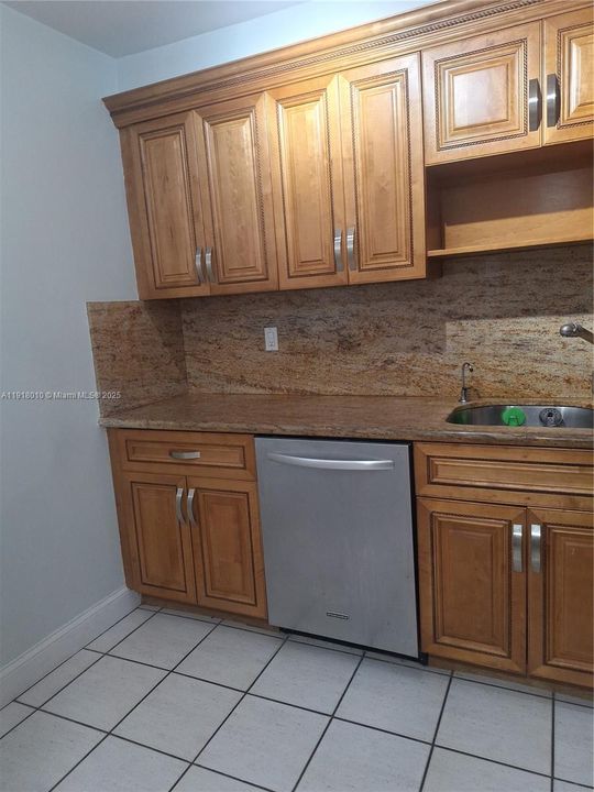 合同活跃: $1,800 (1 贝兹, 1 浴室, 690 平方英尺)