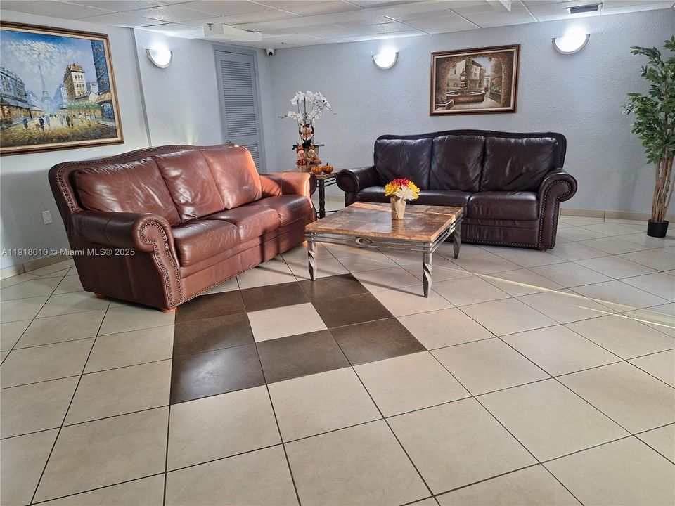 合同活跃: $1,800 (1 贝兹, 1 浴室, 690 平方英尺)