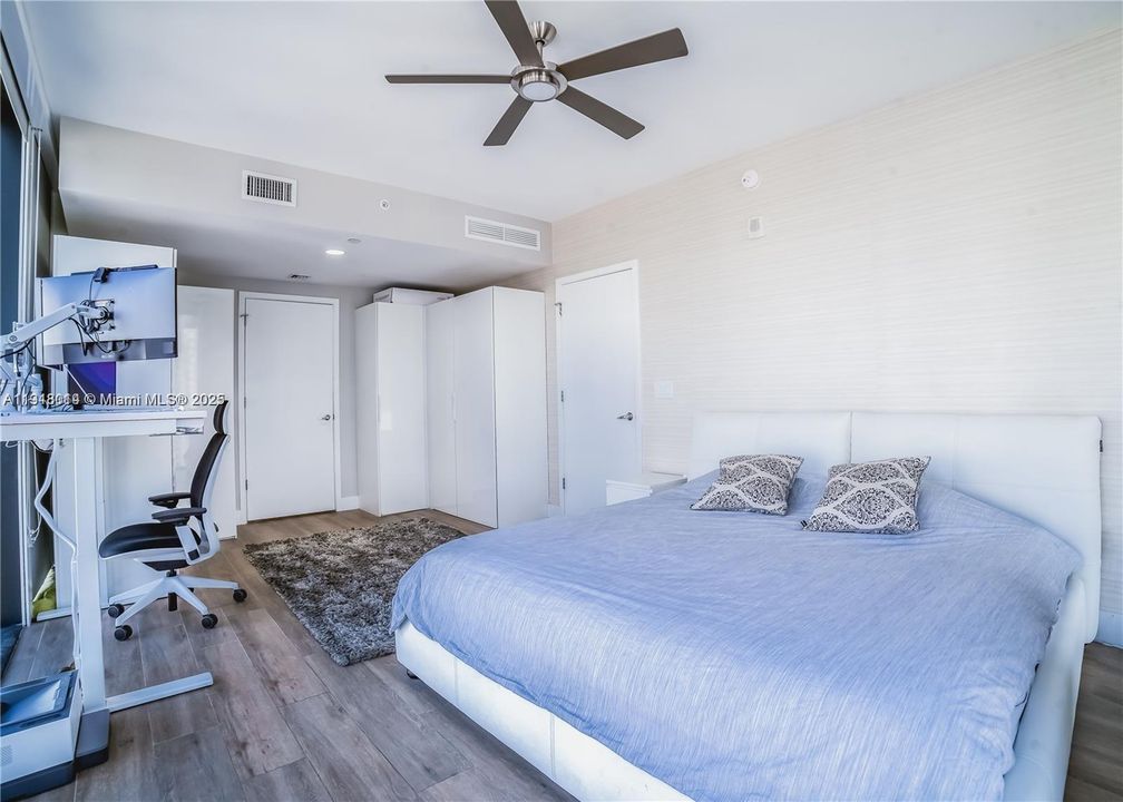 Activo con contrato: $5,000 (1 camas, 1 baños, 975 Pies cuadrados)