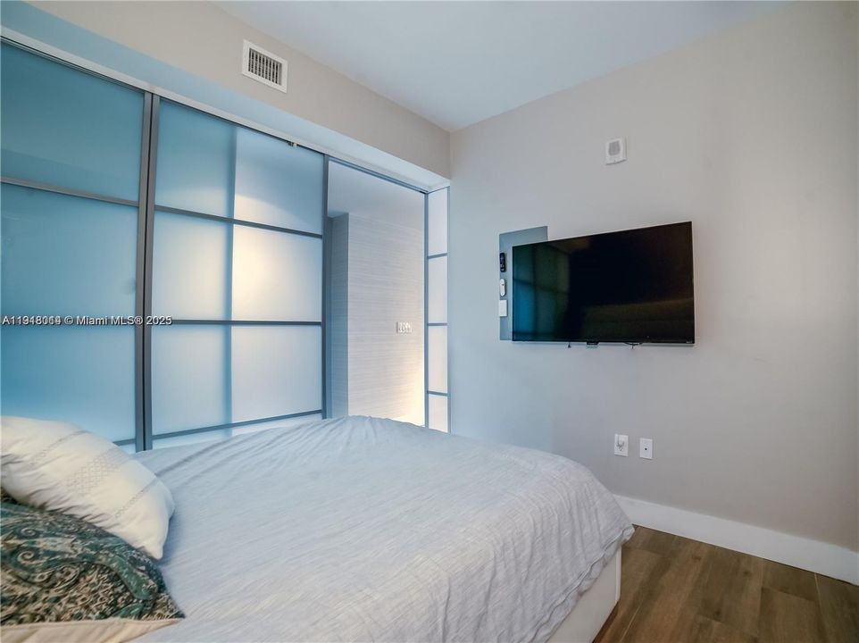 Activo con contrato: $5,000 (1 camas, 1 baños, 975 Pies cuadrados)