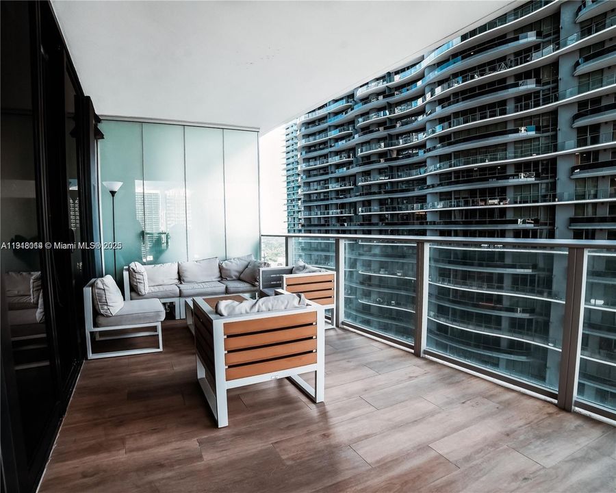 Activo con contrato: $5,000 (1 camas, 1 baños, 975 Pies cuadrados)