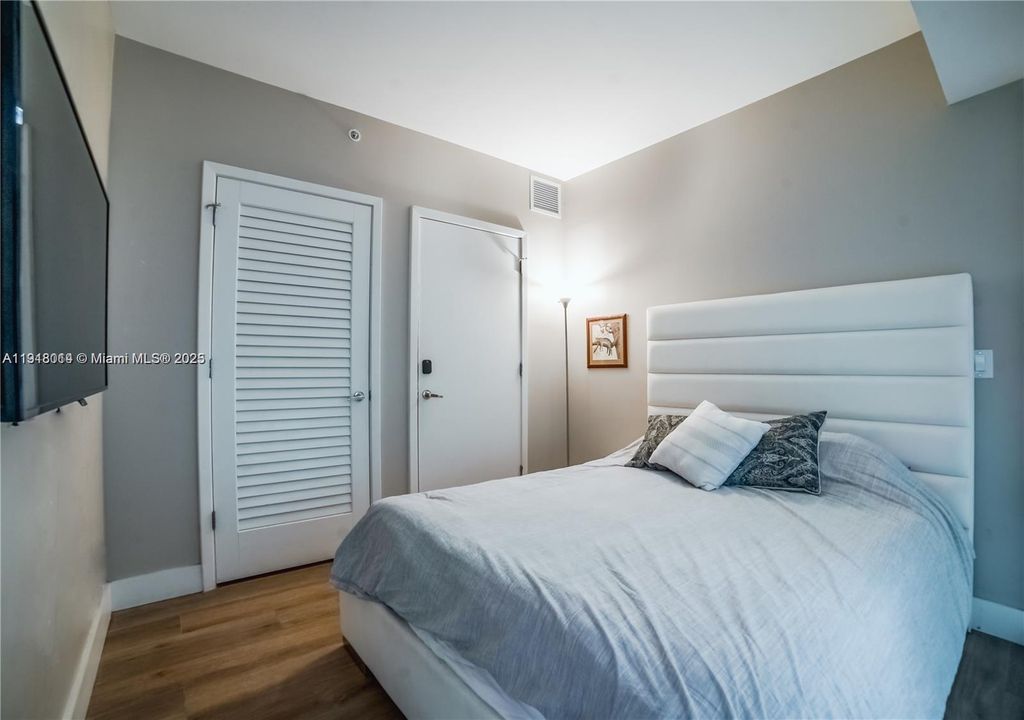 Activo con contrato: $5,000 (1 camas, 1 baños, 975 Pies cuadrados)