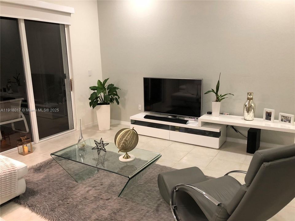 For Rent: $4,300 (3 beds, 2 baths, 2076 Square Feet)