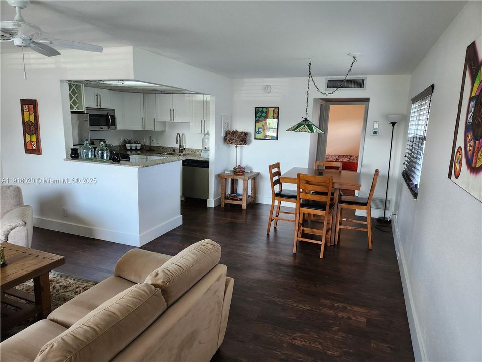 На продажу: $79,000 (1 спален, 1 ванн, 720 Квадратных фут)