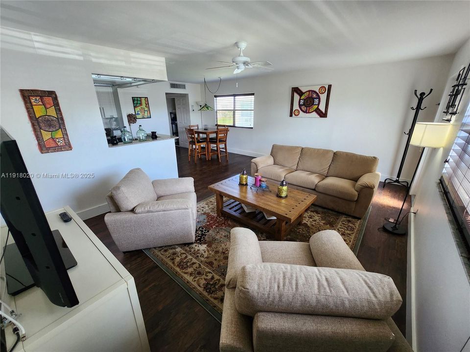 На продажу: $79,000 (1 спален, 1 ванн, 720 Квадратных фут)