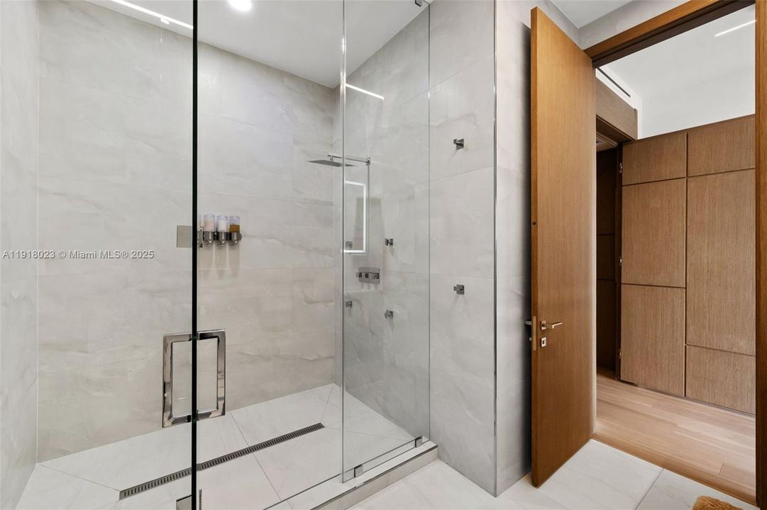 En Venta: $9,990,000 (5 camas, 5 baños, 5661 Pies cuadrados)