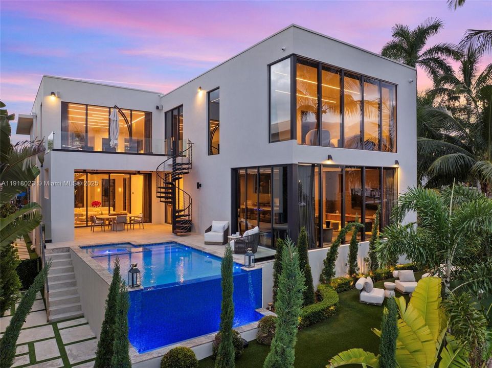 En Venta: $9,990,000 (5 camas, 5 baños, 5661 Pies cuadrados)