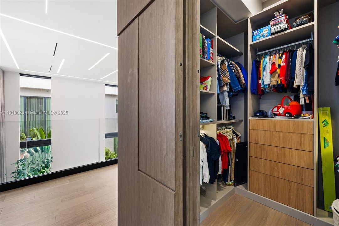 En Venta: $9,990,000 (5 camas, 5 baños, 5661 Pies cuadrados)