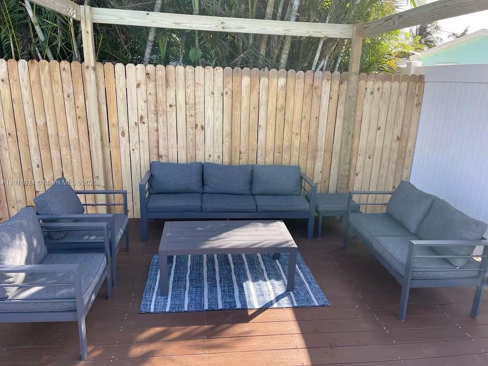 For Rent: $3,500 (3 beds, 2 baths, 834 Square Feet)