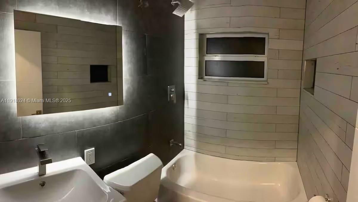 For Rent: $3,500 (3 beds, 2 baths, 834 Square Feet)