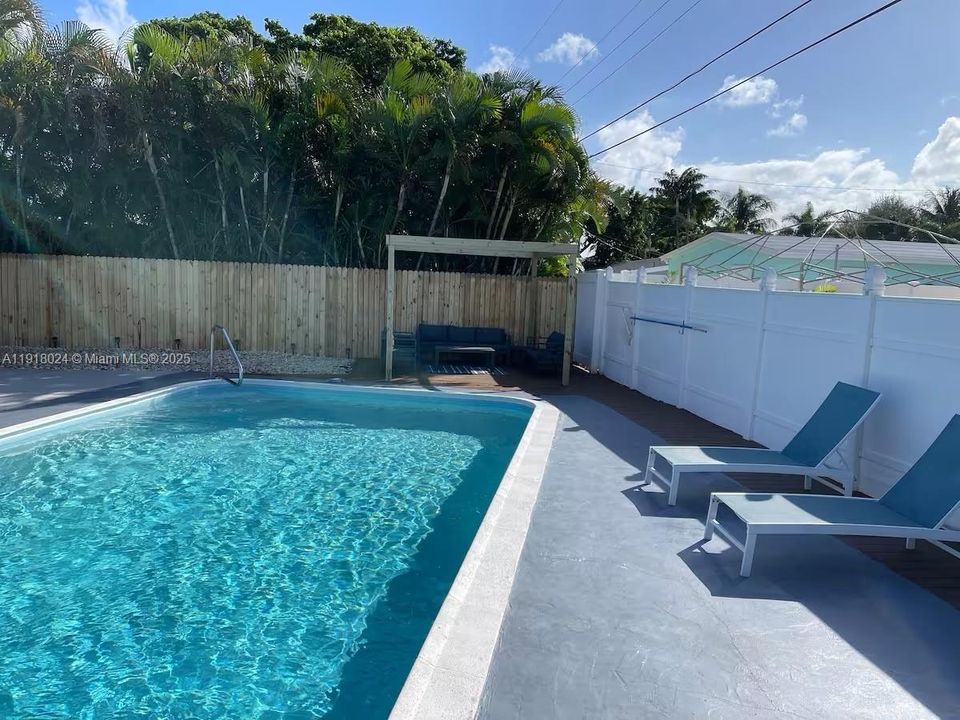 For Rent: $3,500 (3 beds, 2 baths, 834 Square Feet)