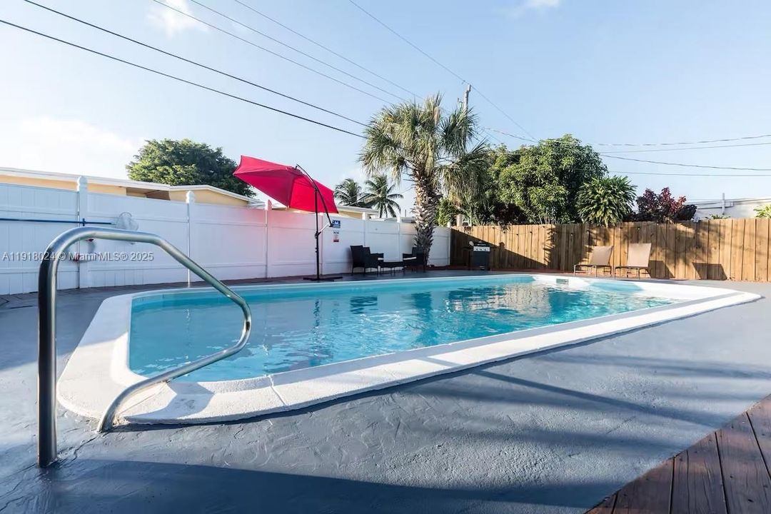 For Rent: $3,500 (3 beds, 2 baths, 834 Square Feet)