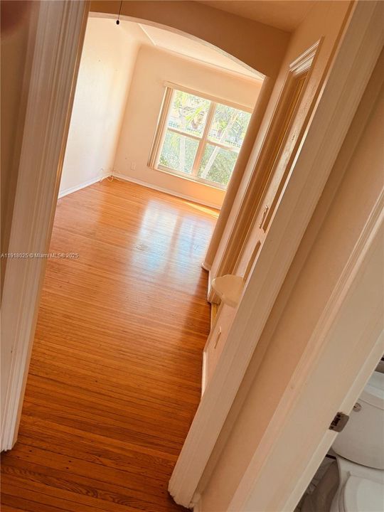 Active With Contract: $1,650 (1 beds, 1 baths, 633 Square Feet)