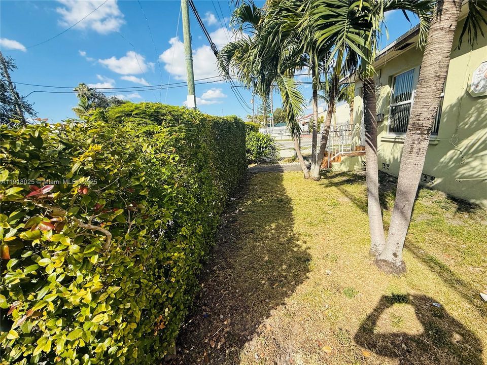 Active With Contract: $1,650 (1 beds, 1 baths, 633 Square Feet)