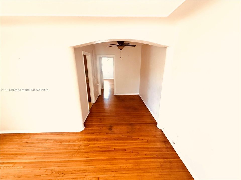 Active With Contract: $1,650 (1 beds, 1 baths, 633 Square Feet)